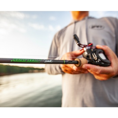 Pessoa segurando cana de pesca SPEED STICK com molinete preto num ambiente ao ar livre