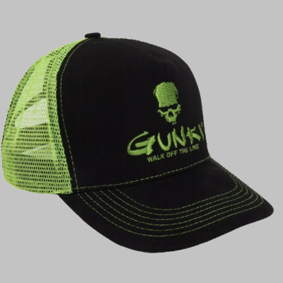 Boné preto e verde com crânio e texto bordado