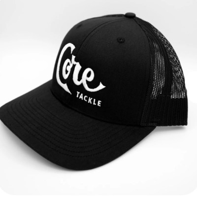 Boné preto com texto Core TACKLE em branco