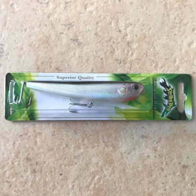 Isca de pesca prateada embalada em cartão verde com texto e logo