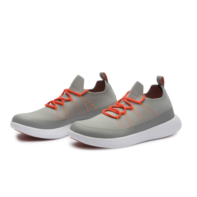 sapatilhas desportivas cinza com detalhes em laranja e sola branca