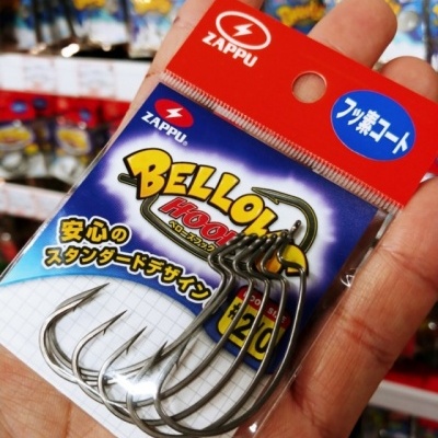 Conjunto de anzóis Zappu Bellows Hook na mão com embalagem vermelha e azul