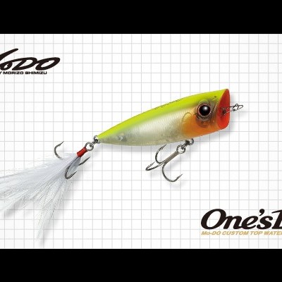 Isca de pesca popper amarela e vermelha com dois anzóis e fita branca na cauda