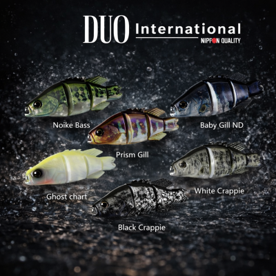 Cinco iscas de pesca em forma de peixe com cores e padrões variados em fundo escuro com água