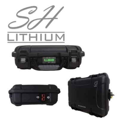 Caixa preta rígida com fechos e ecrã verde, com texto S H LITHIUM