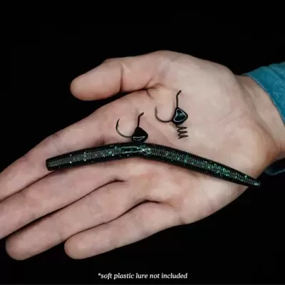 Mão segurando anzóis de pesca pretos com isco artificial tipo verme preto brilhante