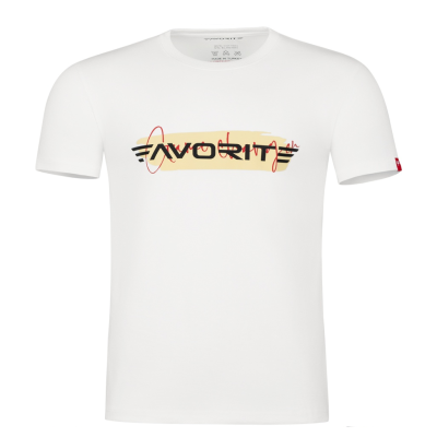 T-shirt branca com estampado amarelo, preto e vermelho, gola redonda