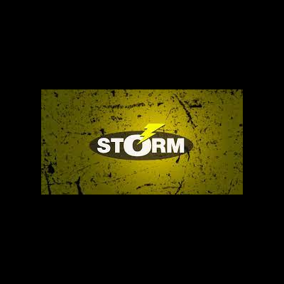 Logotipo da palavra STORM com um raio amarelo sobre fundo amarelo texturizado