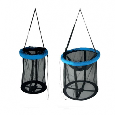 Dois cestos de rede pretos com aro superior azul suspensos por cordões