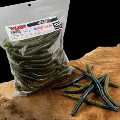 Pacote de iscos artificiais YUM DINGER verdes e pretos sobre madeira