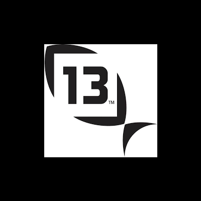 Logótipo preto e branco com número 13 dentro de forma geométrica