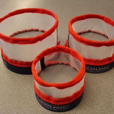 Três suportes redondos para pesca Colmic em tecido branco, vermelho e preto