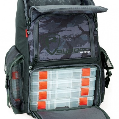 mochila preta com padrão camuflado e caixas transparentes com fechos laranja