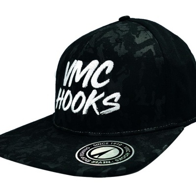 Boné preto camuflado com aba reta e texto bordado branco VMC HOOKS