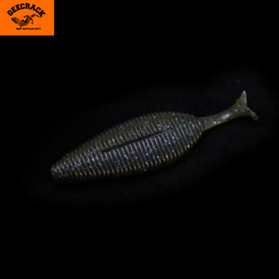 Isca artificial para pesca verde escuro texturada em fundo preto, logo GEECRACK REPTILES DEPT