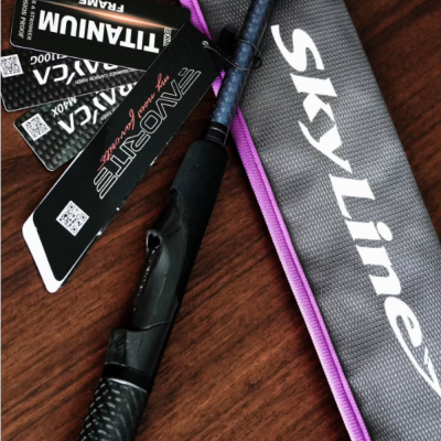 Cana de pesca Skyline com cabo em carbono preto e roxo e estojo cinza com borda roxa.