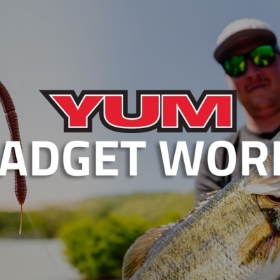 Minhoca artificial castanha em gancho com peixe e texto YUM GADGET WORM