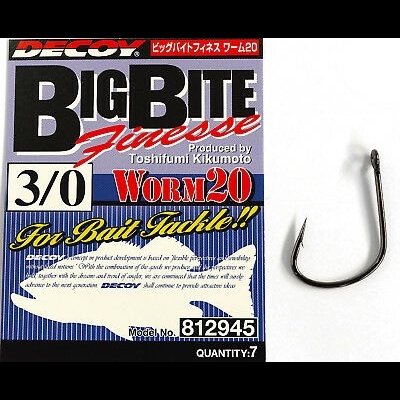 Gancho de pesca metálico preto e embalagem com texto colorido