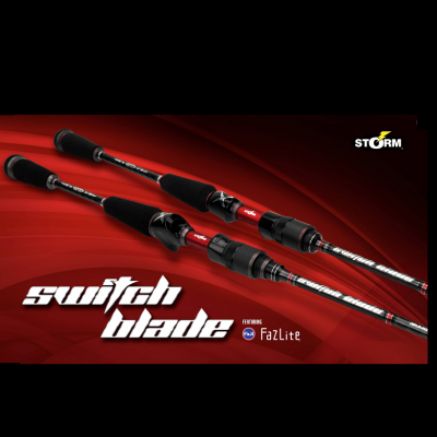 Duas varas de pesca Switch Blade com punhos em espuma preta e detalhes vermelhos sobre fundo vermelho.