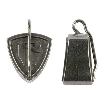 Clipe metálico prateado em forma de escudo