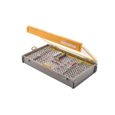 Estojo metálico cinza com tampa amarela e peças pequenas organizadas dentro