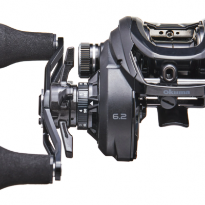 Carretel de pesca preto com punhos de espuma e inscrição 'okuma 6.2'