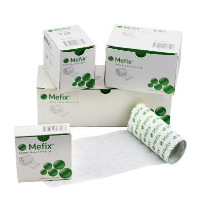 Caixas e rolo de curativo adesivo branco Mefix em fundo branco