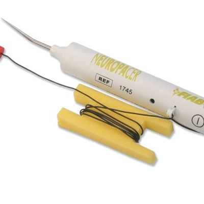 Dispositivo branco rotulado NOVOPACK com ponta metálica e fio preto enrolado em suporte amarelo