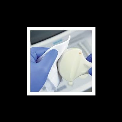 Luva azul segurando dispositivo branco curvo em ambiente de laboratório