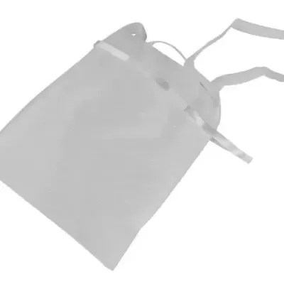 Saco branco translúcido com cordão e alça sobre fundo branco