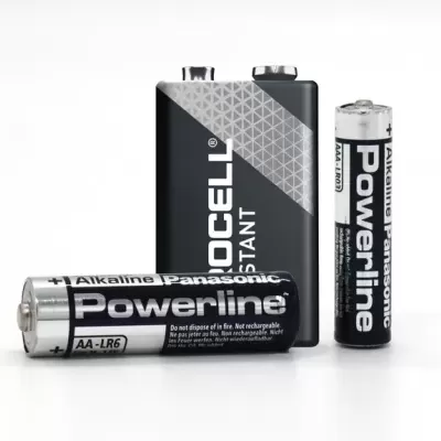 Três pilhas, duas AA Panasonic Powerline e uma 9V Duracell Instant