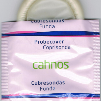 Embalagem de preservativo rosa com texto multilingue e preservativo no topo.