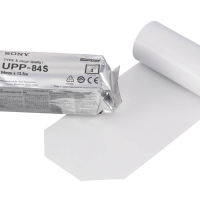Pacote prateado e rolo de papel fotográfico branco desenrolado