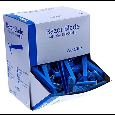 Caixa aberta com lâminas de barbear descartáveis médicas azuis.