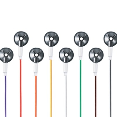 Dez microfones pequenos com cabos coloridos e base branca