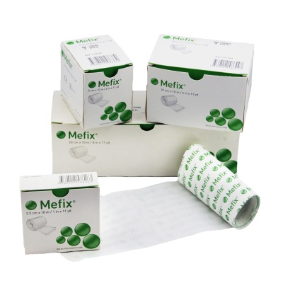 Caixas e rolo de curativo adesivo branco Mefix em fundo branco