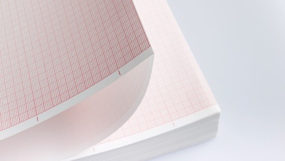 Folhas de papel para eletrocardiograma com grelha vermelha