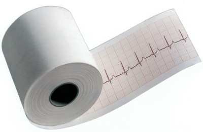 Rolo de papel para eletrocardiograma com traçado cardíaco impresso