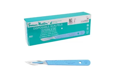 Bisturi descartável com cabo azul e lâmina metálica, ao lado da caixa azul e branca com texto 'DISPOSABLE SCALPELS STERILE R'.
