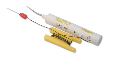 Dispositivo branco rotulado NOVOPACK com ponta metálica e fio preto enrolado em suporte amarelo