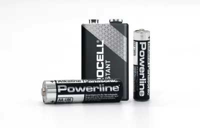 Três pilhas, duas AA Panasonic Powerline e uma 9V Duracell Instant