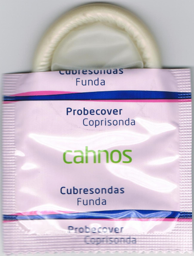 Embalagem de preservativo rosa com texto multilingue e preservativo no topo.