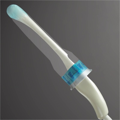 Escova de dentes branca com ponta azul e faixa azul translúcida com texto Impax