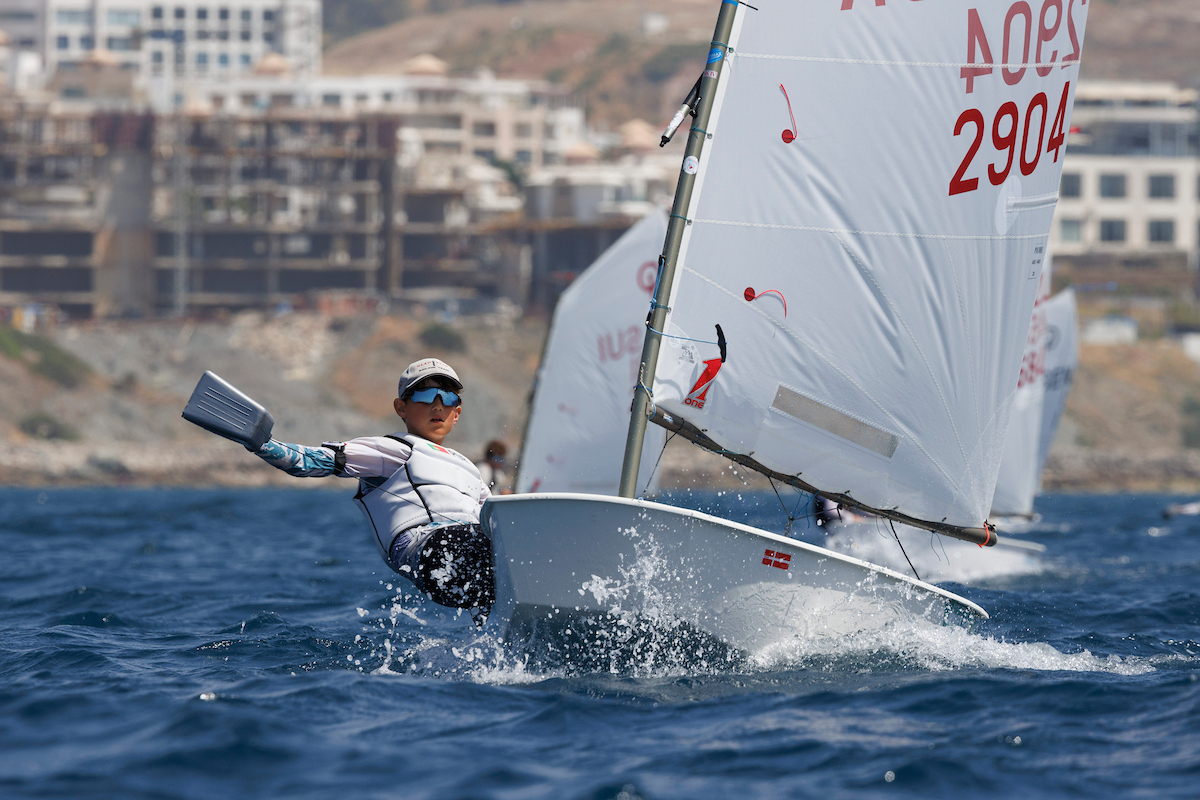 Velejador Optimist em competi&ccedil;&atilde;o