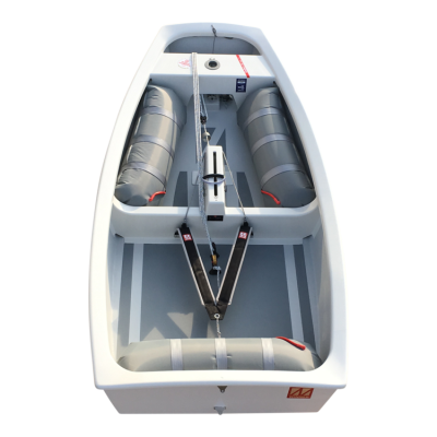 Barco pequeno branco com assentos cinzentos e estrutura para vela.