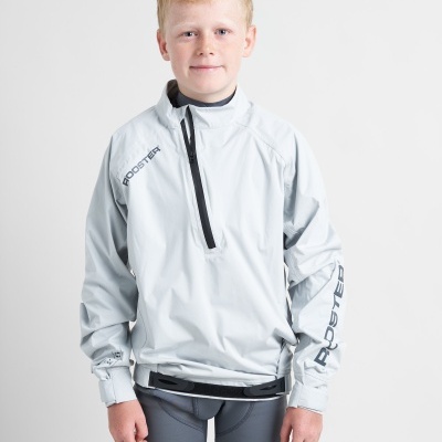 Criança com casaco desportivo cinzento claro com texto ROOSTER