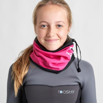 Mulher com roupa desportiva neoprene cinza e cachecol rosa