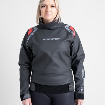 Casaco de neoprene preto com detalhes cinza e vermelho, texto ROOSTER no peito e manga