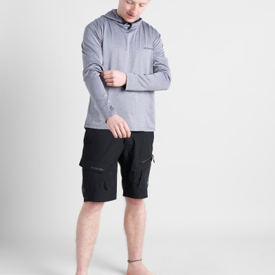 Homem com camisola cinzenta e calções pretos em fundo branco