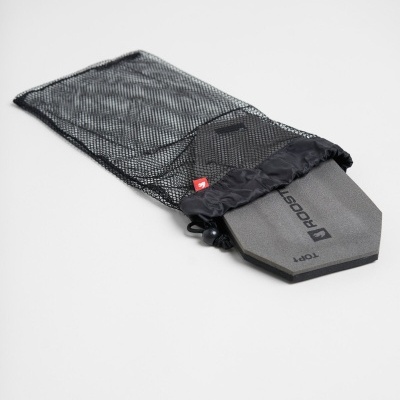 Saco de rede preto com prancha cinza com texto ROBAY TOP 1